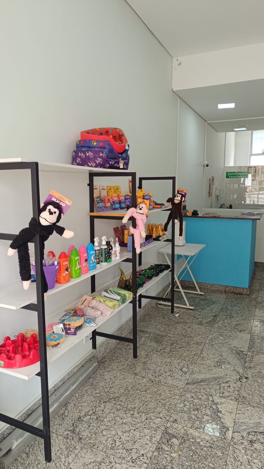 Prateleiras da loja da Zootopet com produtos, brinquedos e acessórios