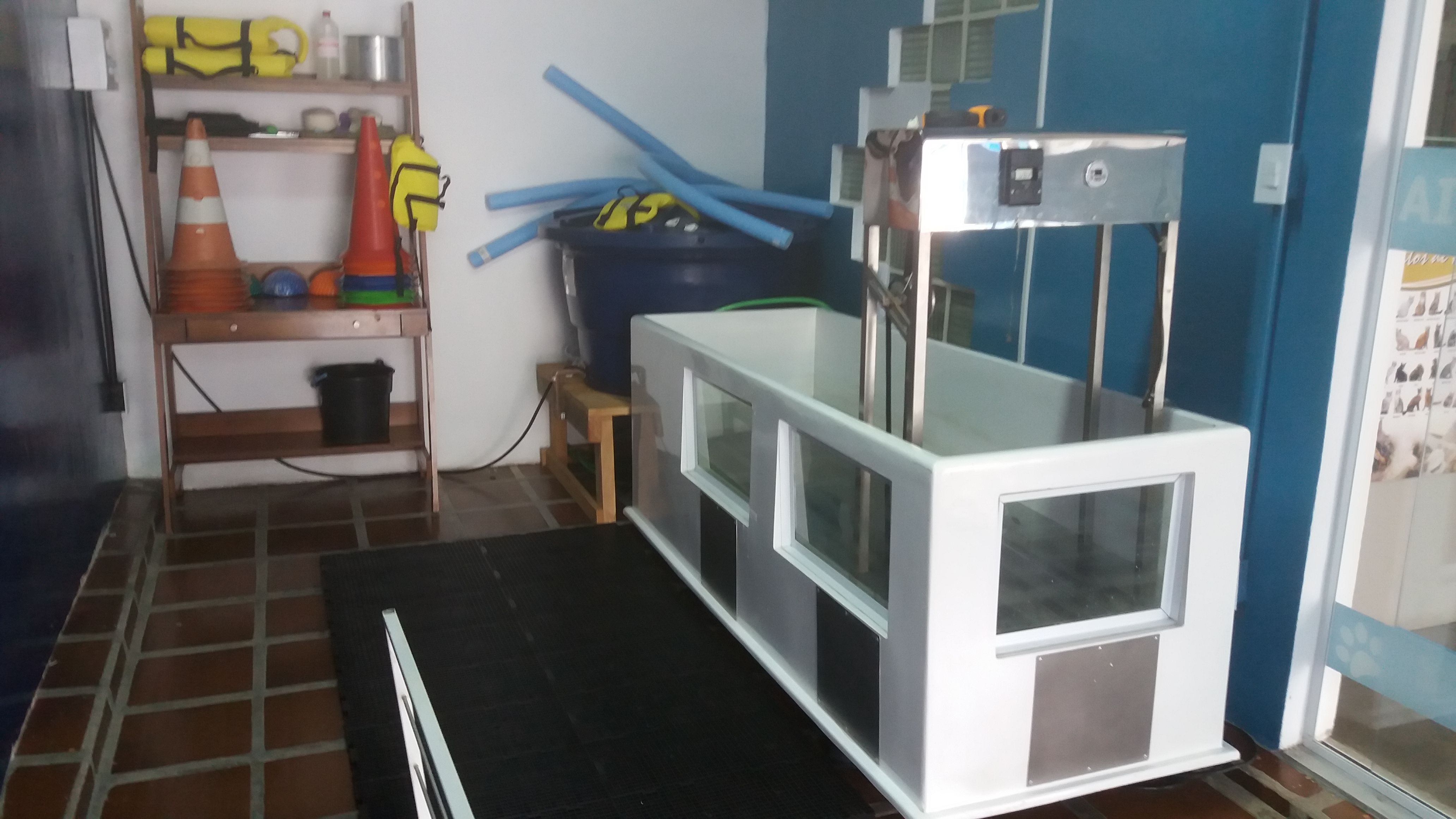 Sala de banho da Zootopet, com banheira de inox e secador